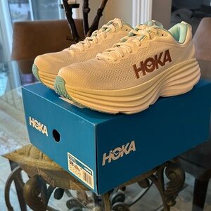 New in Box! $190 Ladies Hoka White and Teal Athletic Shoes Bondi 8 sz 9